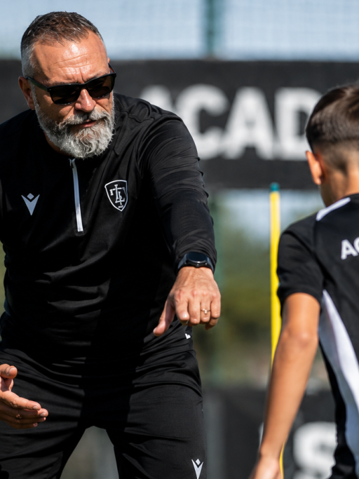 Loren dirigiendo sesión de tecnificación con jugadores en campo